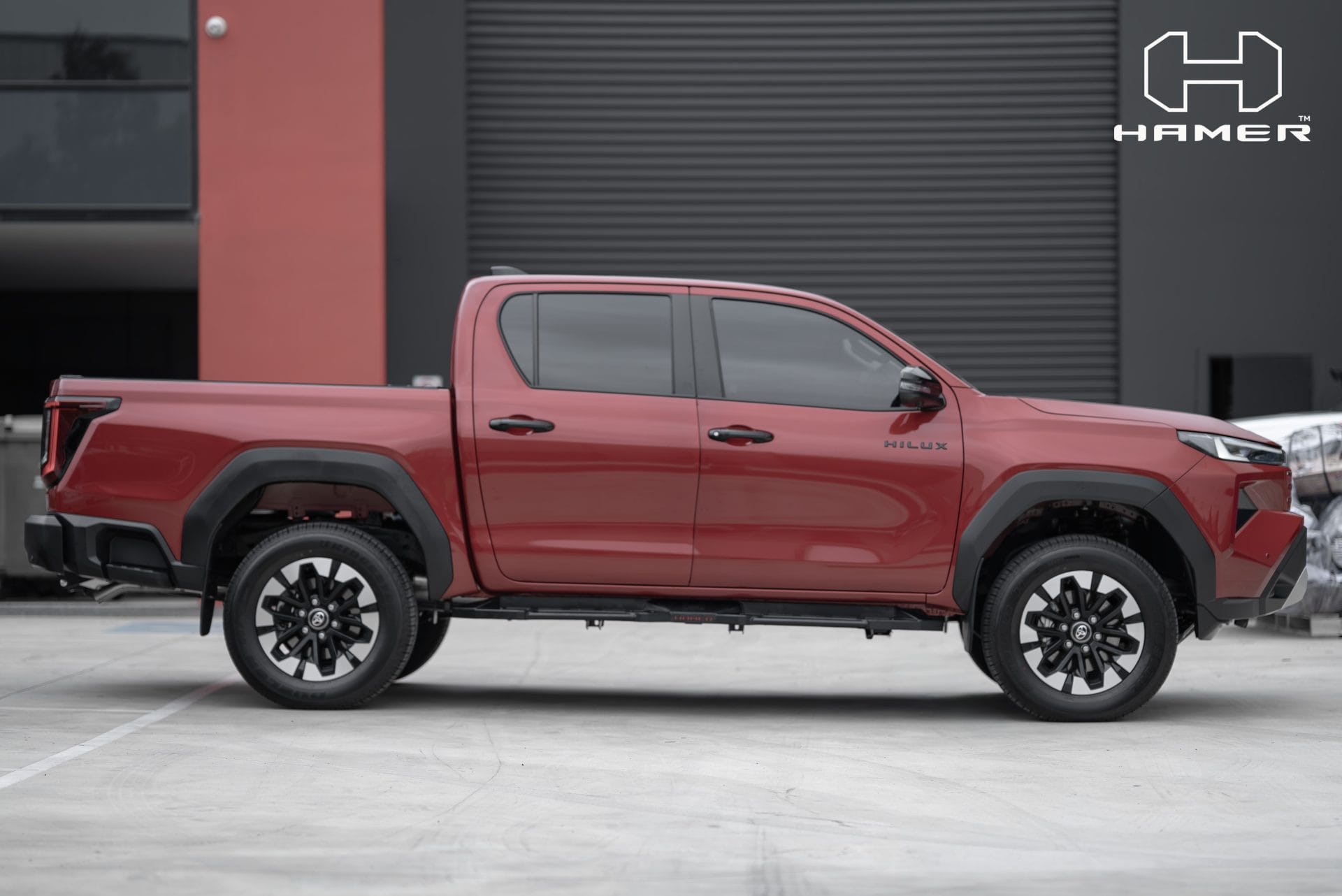 HAMER 4X4 SHADOW SIDE STEPS - TOYOTA HILUX N90 2026+